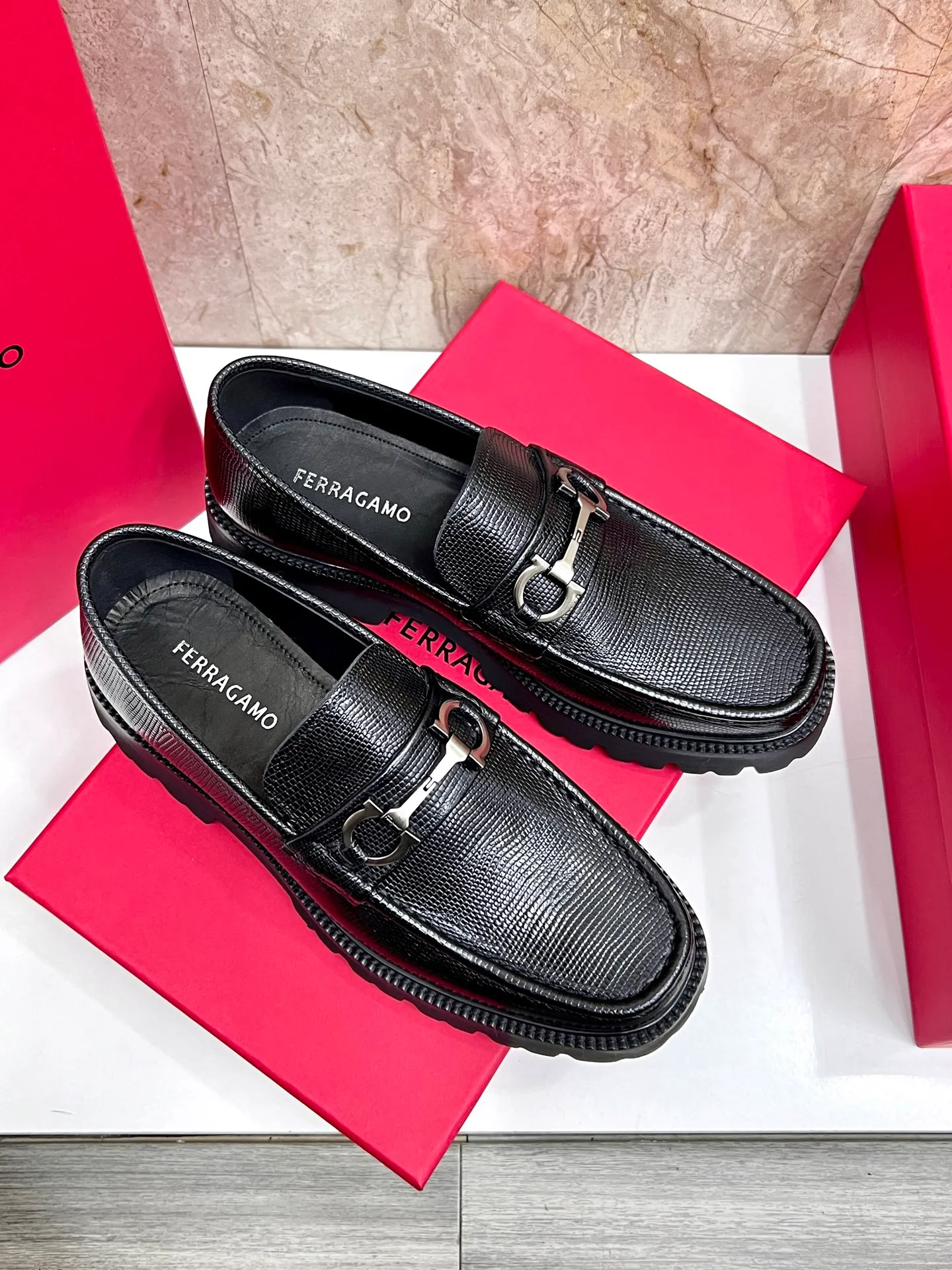 Original quality P580 Brand: Ferragamo Standard size: Men's size 38/44 (45.46 can be customized) Grade: Same style as the official website High-quality men's shoes Material: Customized first-layer calfskin with water-dyed cowhide lining Cowhide tiptoe Original non-slip and wear-resistant rubber outsole Style category: Men's formal business leather shoes are young and fashionable European and American trends British style Casual matching and comfortable feet Color: actual picture